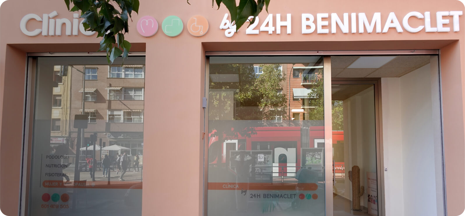 Fachada de la Clínica by 24H Benimaclet con servicios de podología, nutrición, fisioterapia y salud de la mujer en Valencia