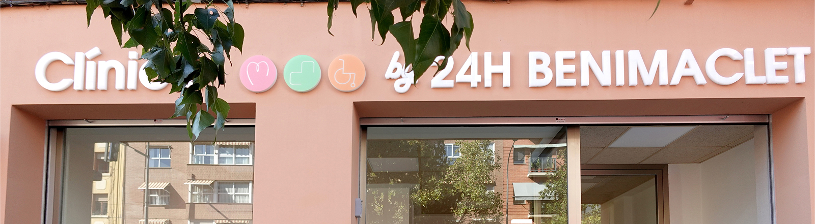 Exterior de la Clínica by 24H Benimaclet en Valencia con rótulo y acceso principal